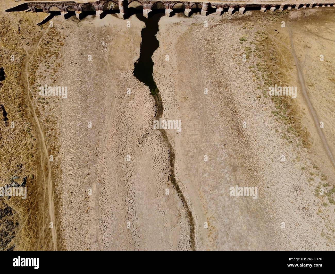 220816 -- ESTRÉMADURE ESPAGNE, 16 août 2022 -- la photo prise le 15 août 2022 montre une vue du réservoir de Cijara en Estrémadure, en Espagne. L'Espagne continue de souffrir de l'un des étés les plus chauds et les plus secs jamais enregistrés, après les températures les plus élevées jamais enregistrées en juillet. Le manque de pluie a laissé les volumes d'eau dans ses réservoirs à moins de 40 pour cent de leurs capacités de stockage -- 20 pour cent en dessous du niveau moyen pour cette période de l'année. ESPAGNE-ESTRÉMADURE-SÉCHERESSE MengxDingbo PUBLICATIONxNOTxINxCHN Banque D'Images