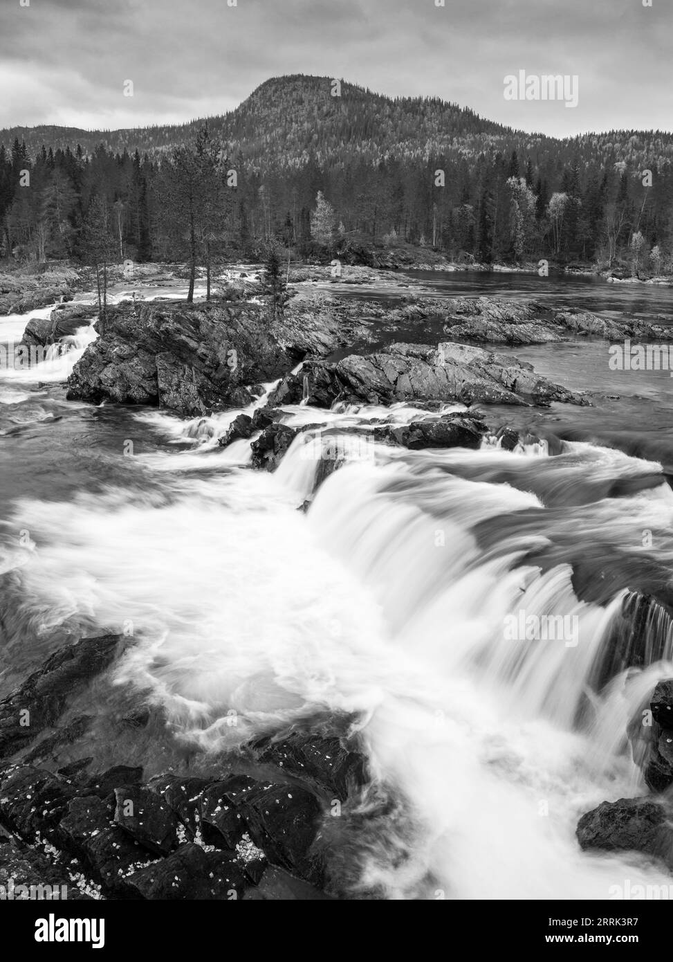 Cascade près de Namskogan, Norvège Banque D'Images