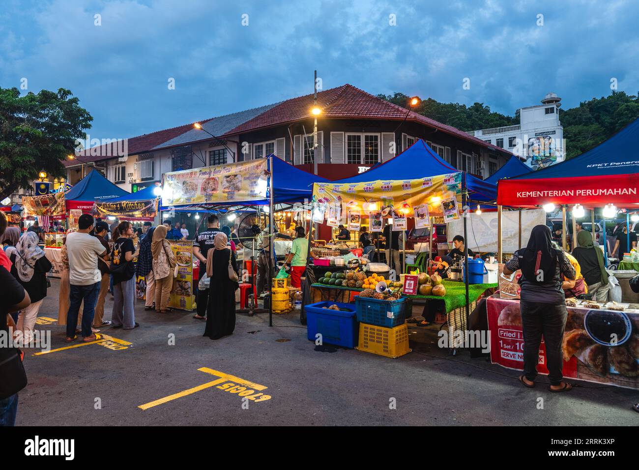 Septermber 2, 2023 : API API marché alimentaire nocturne à Gaya Street à Kota Kinabalu, Sabah, Malaisie. Il ouvre tous les vendredis et samedis soirs, à partir de 6H. Banque D'Images