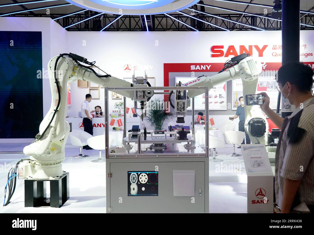 Chine robots industriels Banque de photographies et d'images à haute  résolution - Alamy