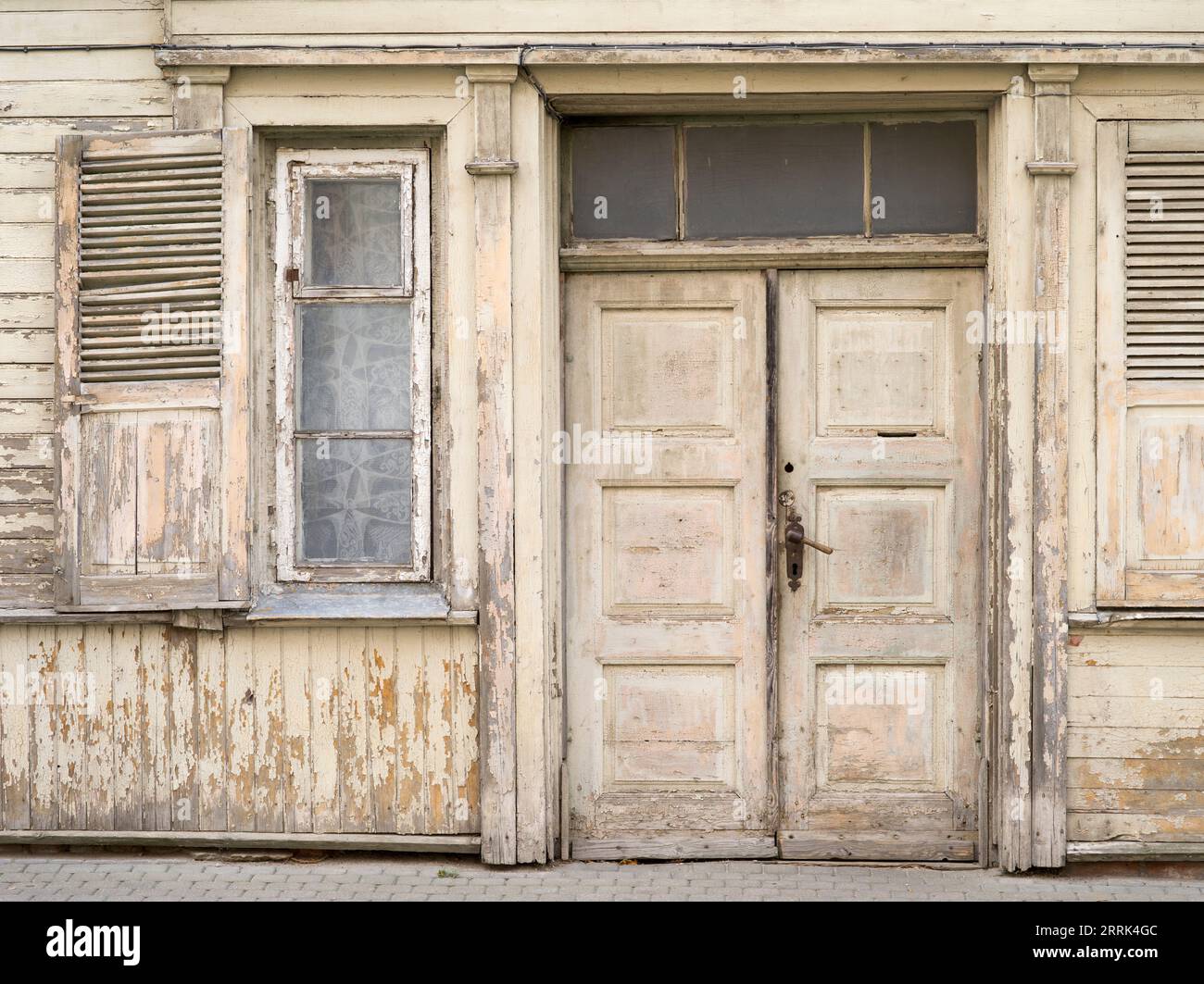 Ancienne façade de maison en bois à Hapsalu, Lettonie Banque D'Images