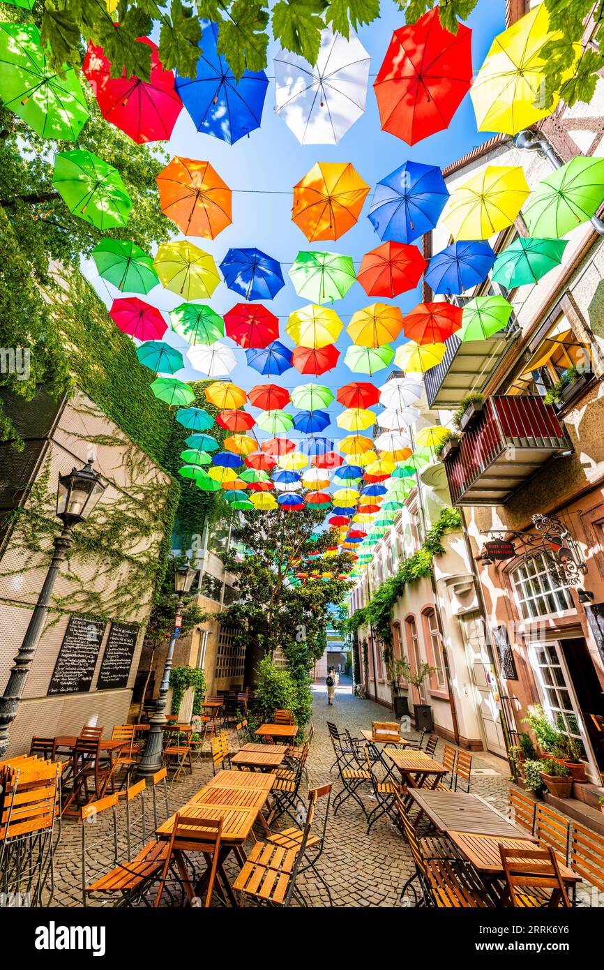 Art parapluie dans la Rotekopfgasse dans la vieille ville de Mayence, un projet d'art social appelé 'Umbrella Sky'. Banque D'Images