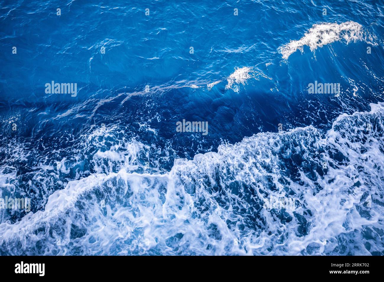 Croatie, baie de Kvarner, comté de Primorje Gorski Kotar, île de Krk, mer bleue, rugueuse avec des vagues mousseuses Banque D'Images
