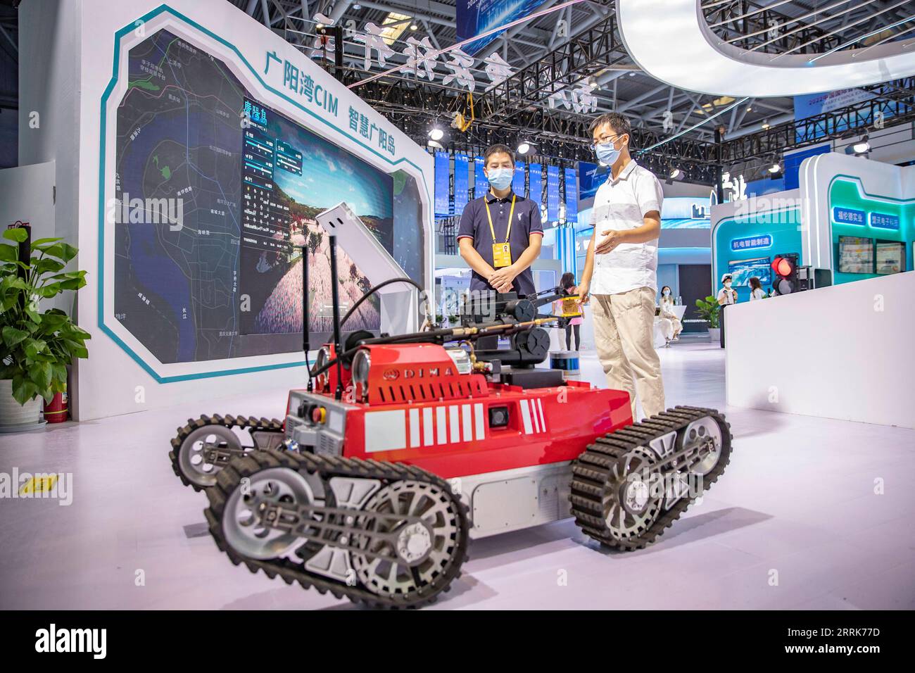 220822 -- CHONGQING, 22 août 2022 -- Un invité apprend l'existence d'un robot lors de la Smart China Expo 2022 dans le sud-ouest de la Chine, Chongqing, le 22 août 2022. La Smart China Expo 2022 a ouvert ses portes lundi dans la municipalité de Chongqing, dans le sud-ouest de la Chine, attirant plus de 500 exposants venus du pays et de l étranger pour présenter leurs dernières réalisations technologiques intelligentes. CHINA-CHONGQING-SMART CHINA EXPO-OPENING CN HUANGXWEI PUBLICATIONXNOTXINXCHN Banque D'Images