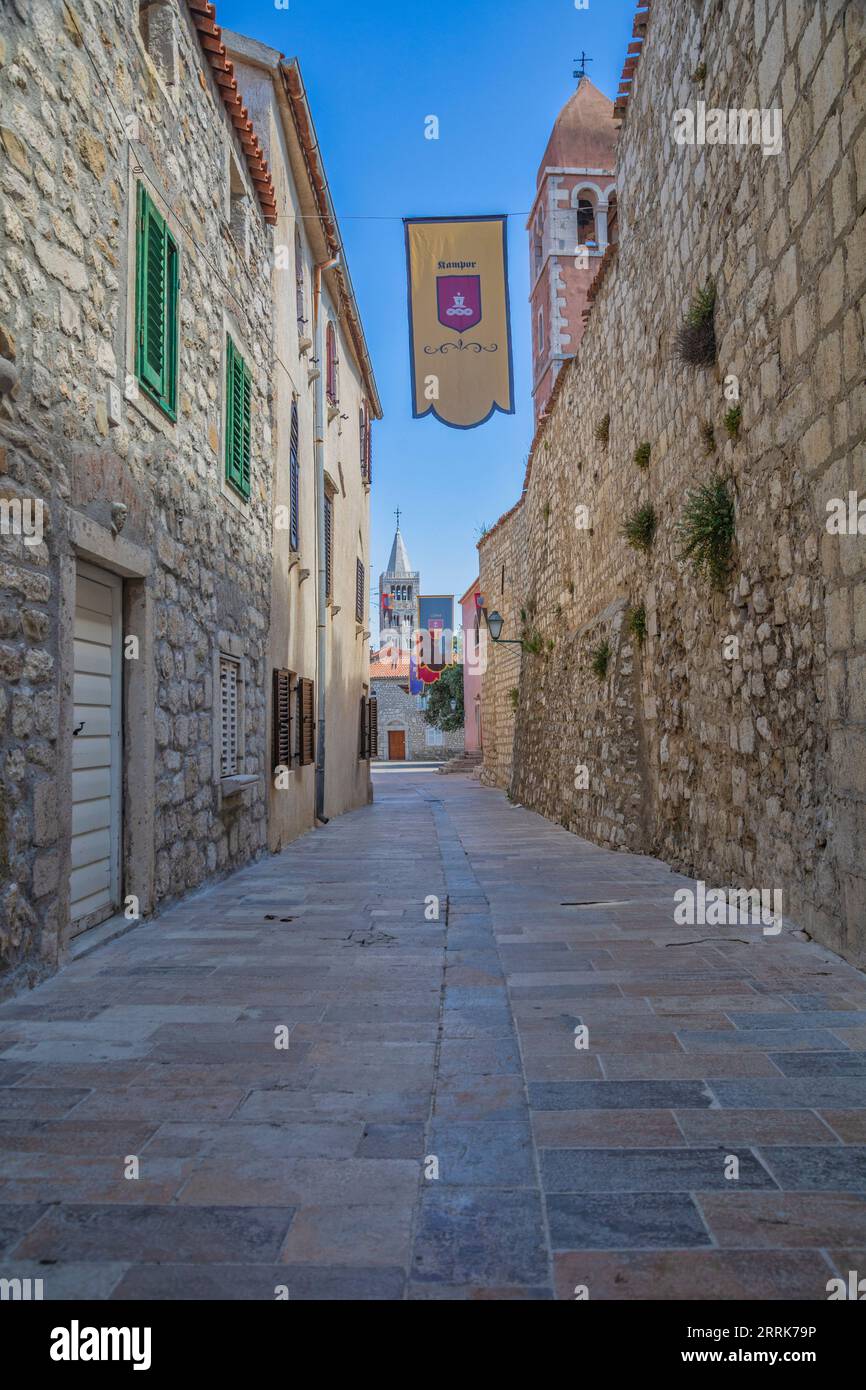 Europe, Croatie, comté de Primorje-Gorski Kotar, île de Rab, les rues pavées étroites de la vieille ville de Rab Banque D'Images