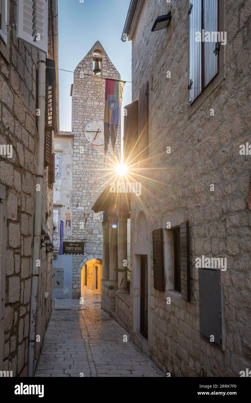 Europe, Croatie, comté de Primorje-Gorski Kotar, île de Rab, les rues pavées étroites de la vieille ville de Rab Banque D'Images