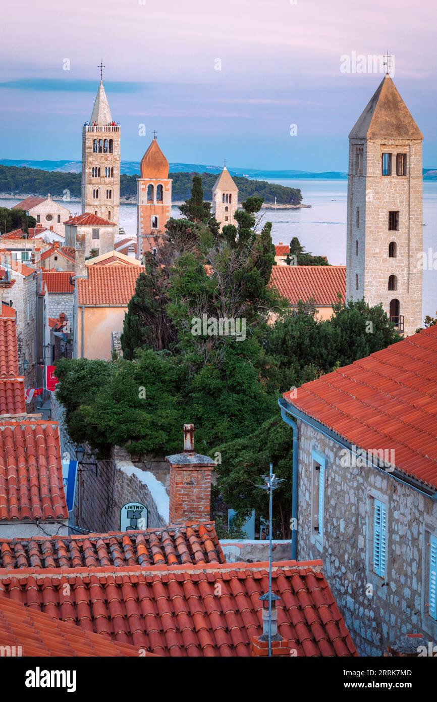 Europe, Croatie, comté de Primorje-Gorski Kotar, île de Rab, vue sur les clochers et les maisons de la vieille ville de Rab Banque D'Images