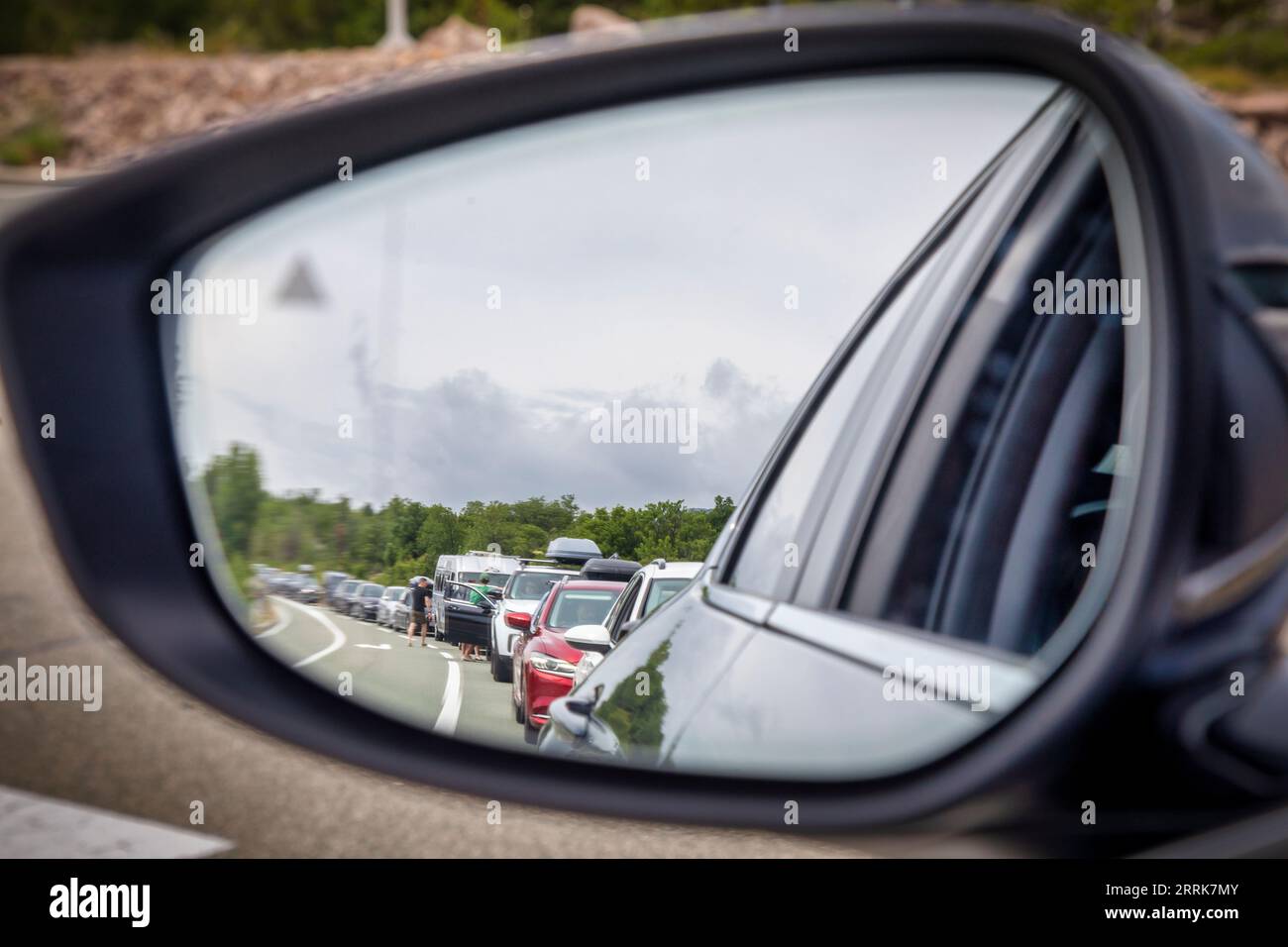 Croatie, comté de Lika-Senj, municipalité de Senj, port de Stinica, voitures en attente du ferry vu du rétroviseur extérieur de la voiture Banque D'Images