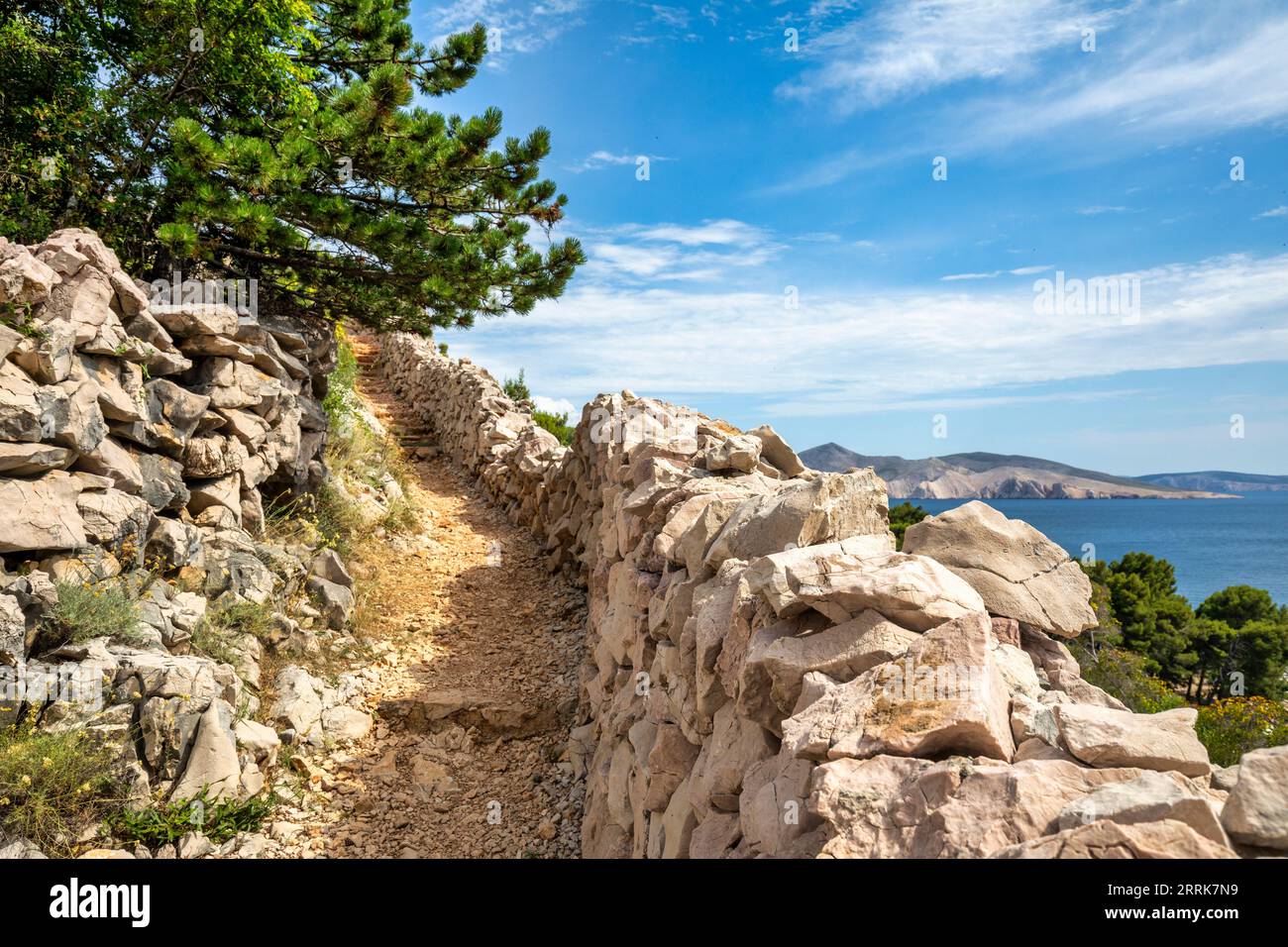 Croatie, comté de Primorje-Gorski Kotar, île de Krk, Baska, vues panoramiques le long du chemin qui mène à la plage de Vela Luka Banque D'Images