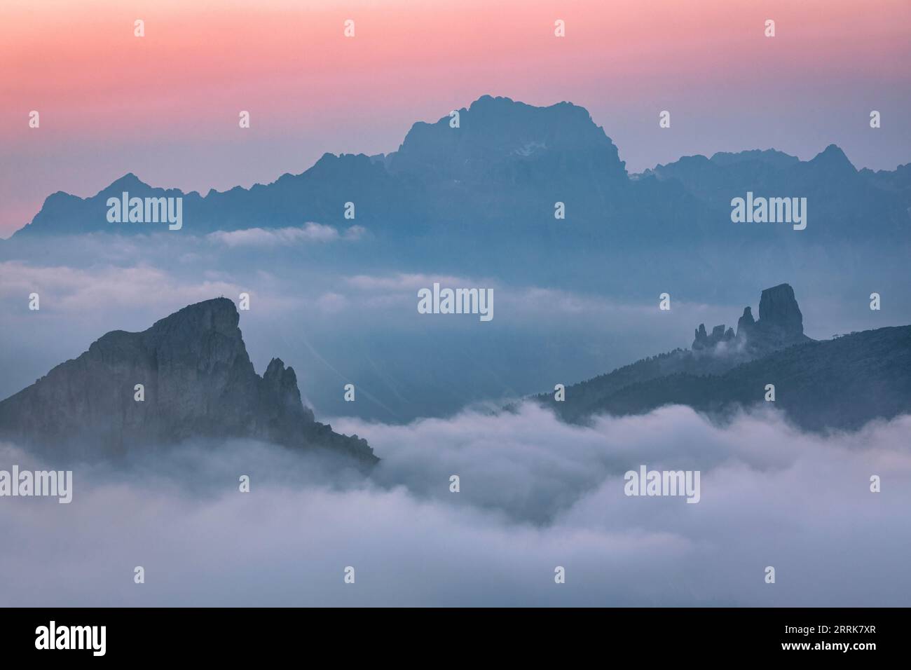 Italie, Vénétie, province de Belluno, Dolomites, montagnes dans un matin d'été brume, vue du sommet d'une montagne Banque D'Images