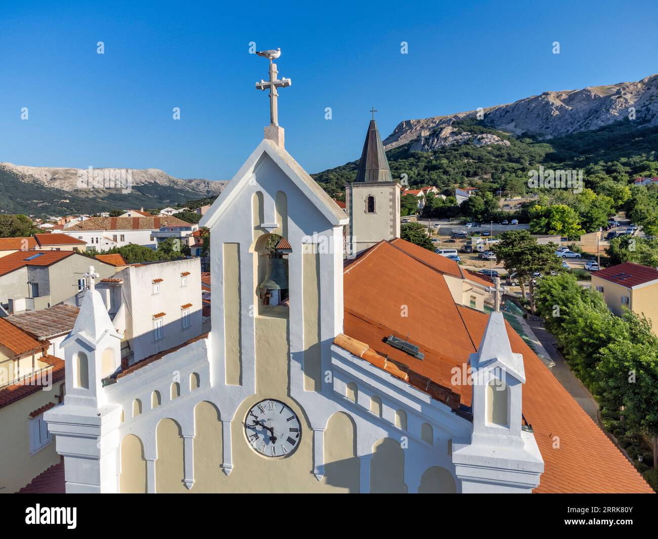 Croatie, baie de Kvarner, comté de Primorje Gorski Kotar, île de Krk, vue surélevée de Baska avec des détails sur l'église de la Sainte Trinité Banque D'Images