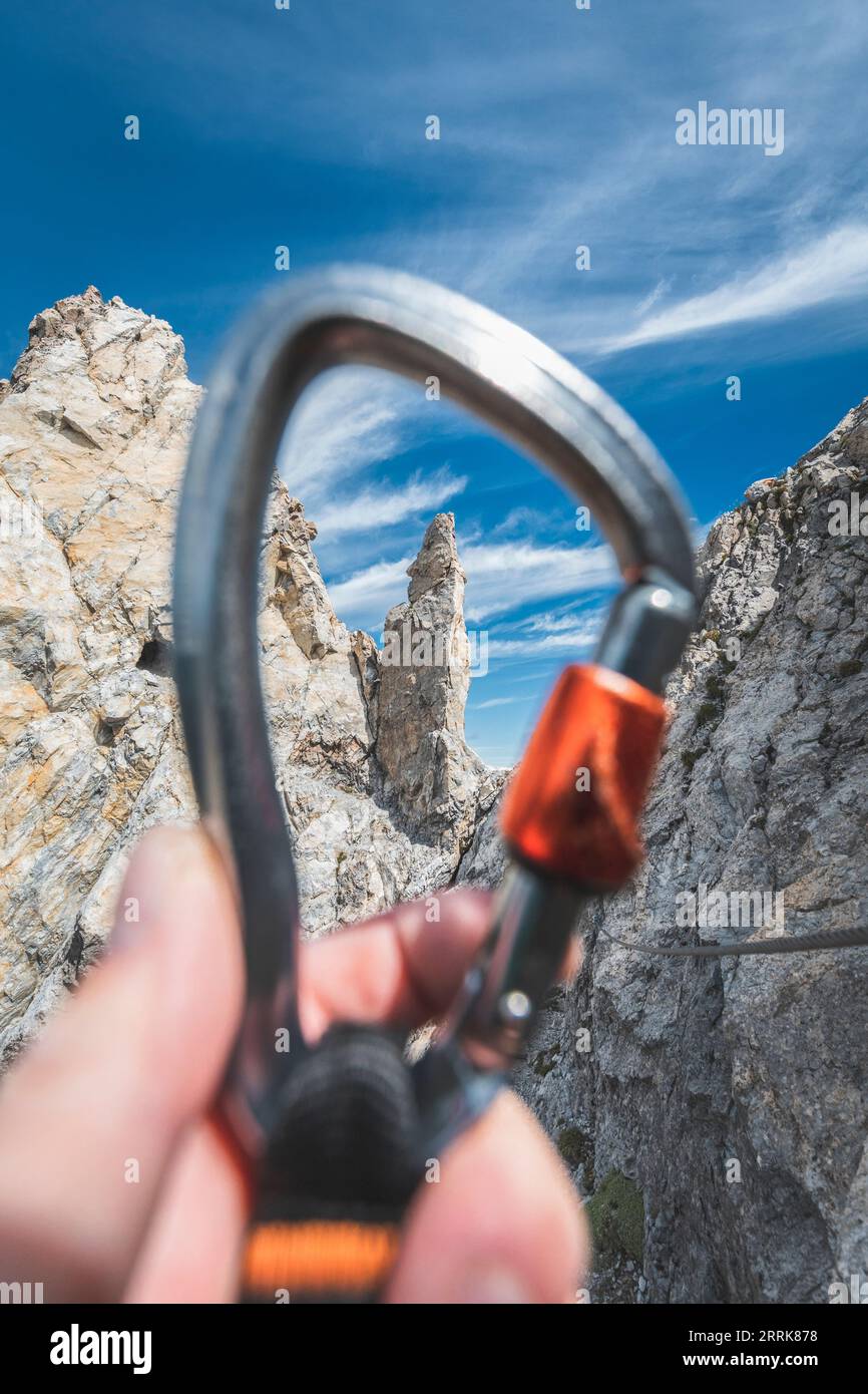 Italie, Vénétie, province de Belluno, San Nicolò di Comelico, via ferrata d'Ambros sur la crête de Pitturina, Alpes carniques frontière entre l'Italie et l'Autriche, détail sur un mousqueton du kit via ferrata Banque D'Images