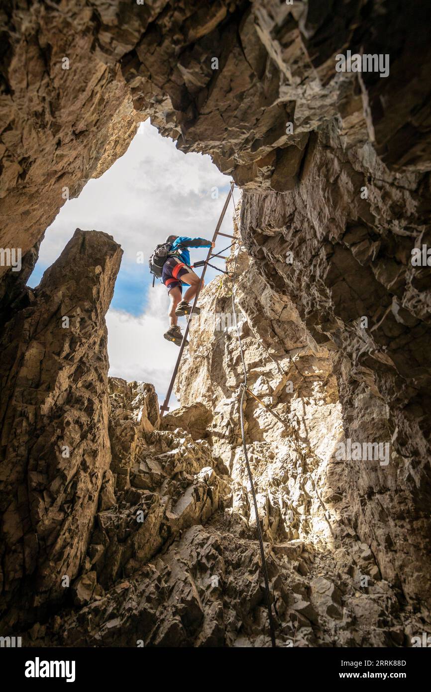 Italie, Vénétie, province de Belluno, San Nicolò di Comelico, jeunes randonneurs grimpent le long de la via ferrata d'Ambros sur la crête de Pitturina, frontière des Alpes carniques entre l'Italie et l'Autriche Banque D'Images