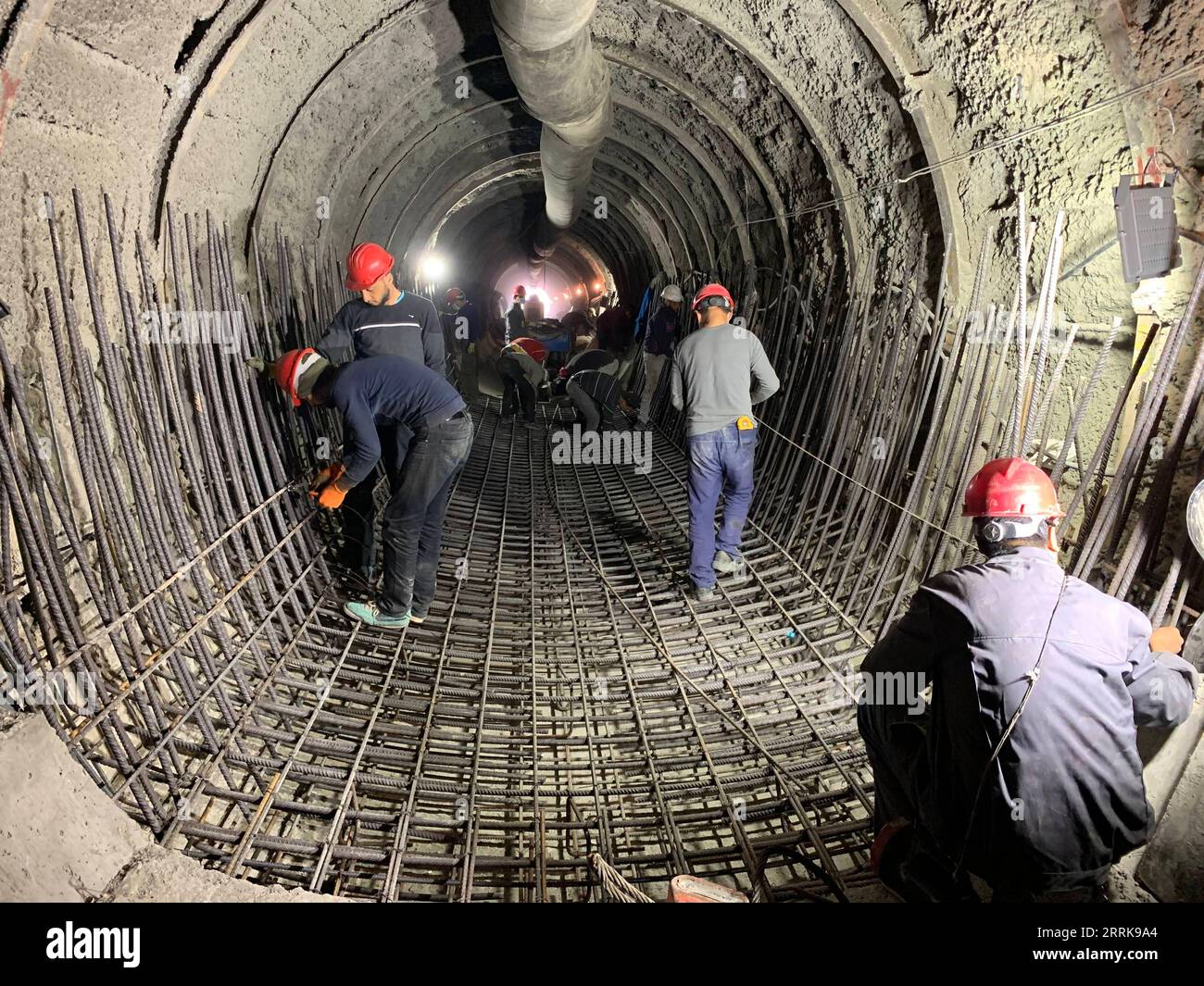 220825 -- EL KEF, 25 août 2022 -- la photo prise le 15 février 2021 montre le chantier de construction du barrage de Mellegue dans la province d El Kef, au nord-ouest de la Tunisie. En mai 2016, la société chinoise de construction d électricité Sinohydro a remporté l offre de construction d un nouveau barrage sur la rivière pour remplacer l ancien. Le barrage de Mellegua devrait être achevé en septembre 2023. Avec une capacité maximale de 305 millions de mètres cubes d’eau, il jouera un rôle important dans la protection de l’environnement écologique en Tunisie. TO GO WITH : Feature : une entreprise chinoise construit un barrage pour stimuler le développement économique et social de la Tunisie Banque D'Images