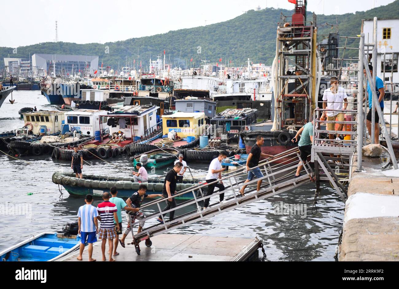 220824 -- YANGJIANG, 24 août 2022 -- des travailleurs maritimes retournent dans un port pour se réfugier dans la ville de Yangjiang, dans la province du Guangdong, dans le sud de la Chine, le 24 août 2022. La Chine a activé mercredi une réponse d’urgence de niveau IV à d’éventuelles catastrophes géologiques déclenchées par le typhon Ma-on, selon le ministère des Ressources naturelles. Le typhon Ma-On, le neuvième typhon de l'année, devrait toucher terre sur la côte de la province du Guangdong pendant la journée de jeudi, apportant des pluies torrentielles dans le sud du pays. CHINA-GUANGDONG-TYPHOON-MA-ON CN DENGXHUA PUBLICATIONXNOTXINXCHN Banque D'Images