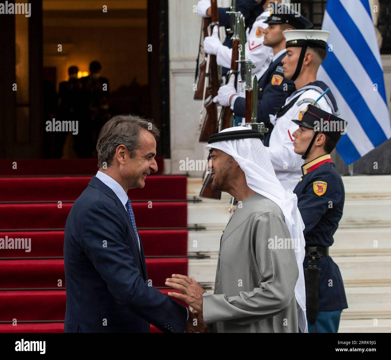 220826 -- ATHÈNES, le 26 août 2022 -- le Premier ministre grec Kyriakos Mitsotakis L serre la main du président des Émirats arabes Unis cheikh Mohamed bin Zayed Al Nahyan au bureau du Premier ministre, à Athènes, en Grèce, le 25 août 2022. GRÈCE-eau-COOPÉRATION BILATÉRALE MariosxLolos PUBLICATIONxNOTxINxCHN Banque D'Images