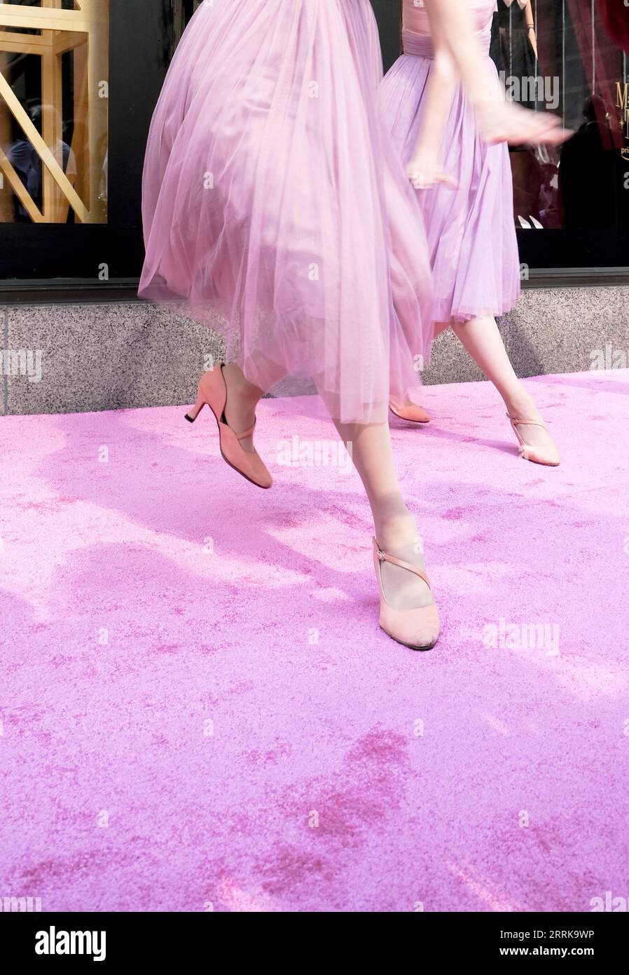 Femmes dansant sur tapis rose, New York City, Manhattan, USA, Amérique, Banque D'Images