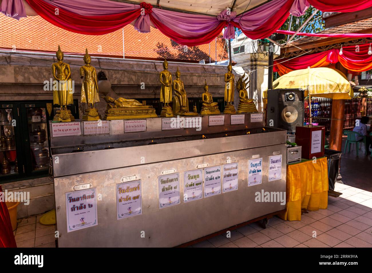 Statues de Bouddha pour chaque jour de la semaine, temple bouddhiste complexe Wat Intharawihan, Bangkok, Thaïlande, Asie Banque D'Images