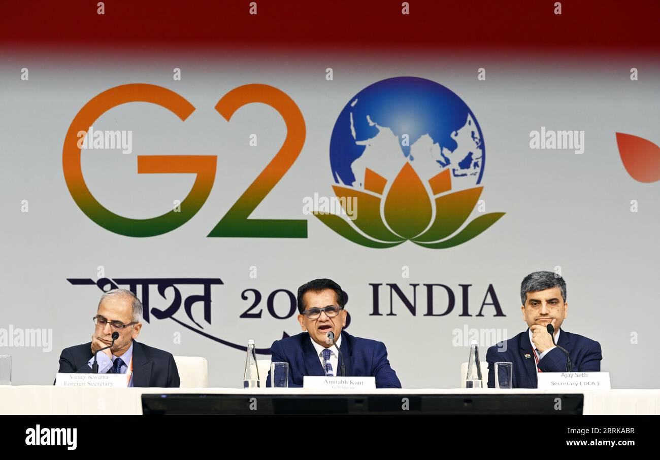 NEW DELHI, INDE - SEPTEMBRE 8 : le Sherpa Amitabh Kant (C) du G20, Vinay Kawatra (à gauche), et Ajay Seth (à droite), secrétaire de la DEA, prennent la parole lors d'une conférence de presse à l'International Media Center (IMC) Pragati Maidan à la veille du sommet du G20 de deux jours, le 8 septembre 2023 à New Delhi, en Inde. Prenant la parole lors d'une conférence de presse conjointe ici avant le sommet du G20 qui débutera le 9 septembre, Amitabh Kant a déclaré que le développement vert, l'action climatique et le financement climatique figuraient également parmi les priorités de l'Inde. (Photo de Sanjeev Verma/Hindustan Times/Sipa USA) Banque D'Images