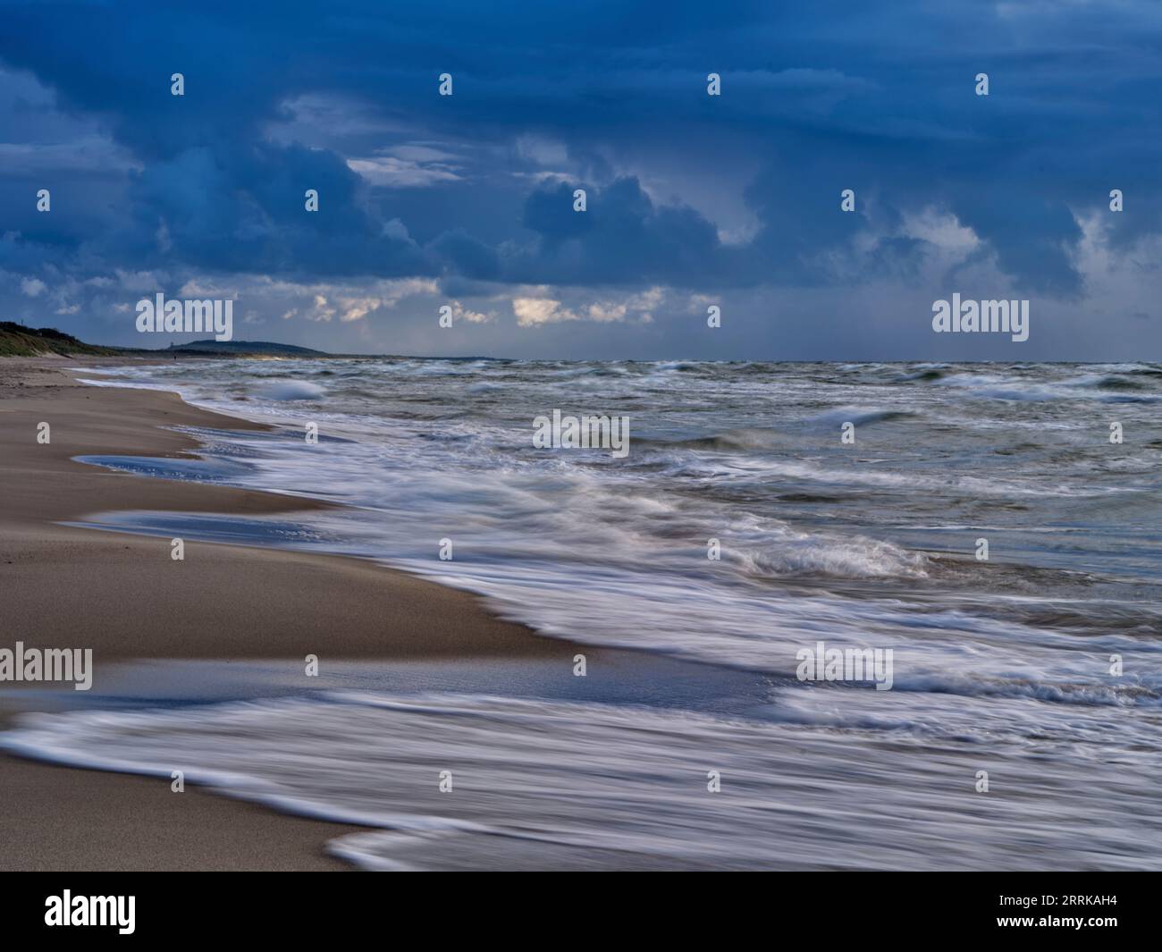 Promenade sur la plage sur l'isthme de Courlande dans les États baltes, Lituanie, Banque D'Images