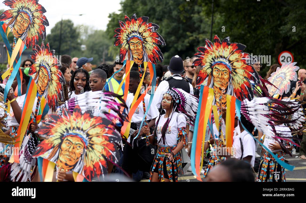 220829 -- LONDRES, le 29 août 2022 -- des artistes participent au Carnaval de Notting Hill à Londres, en Grande-Bretagne, le 28 août 2022. Né dans les années 1960, le carnaval est un moyen pour les communautés afro-caribéennes de célébrer leurs cultures et leurs traditions. BRITAIN-LONDRES-NOTTING HILL CARNIVAL LixYing PUBLICATIONxNOTxINxCHN Banque D'Images