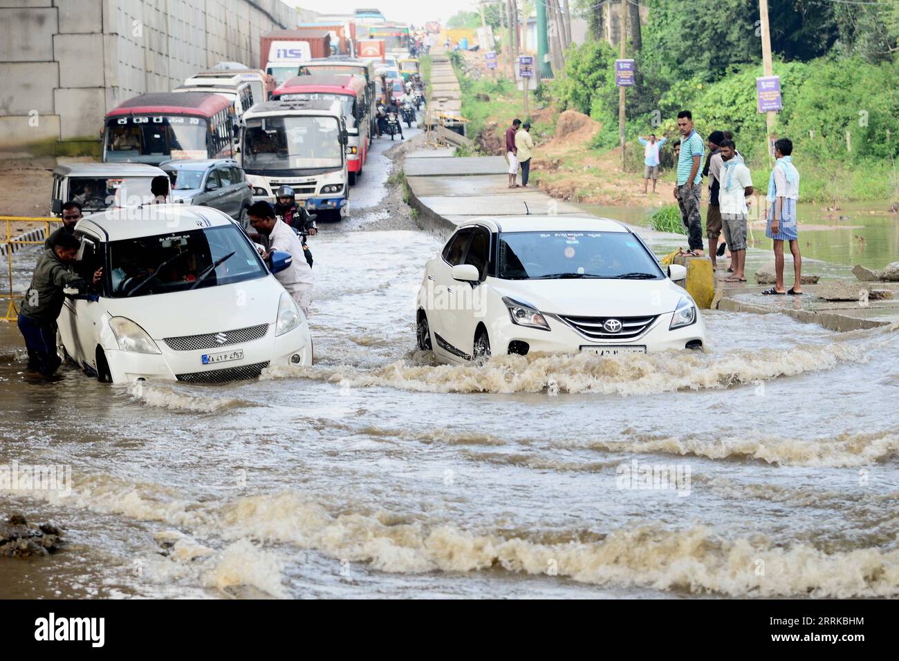 220830 -- BANGALORE, le 30 août 2022 -- des véhicules roulent sur une route inondée après de fortes pluies à Bangalore, en Inde, le 30 août 2022. Str/Xinhua INDE-BANGALORE-INONDATION KASHIFxMASOOD PUBLICATIONxNOTxINxCHN Banque D'Images
