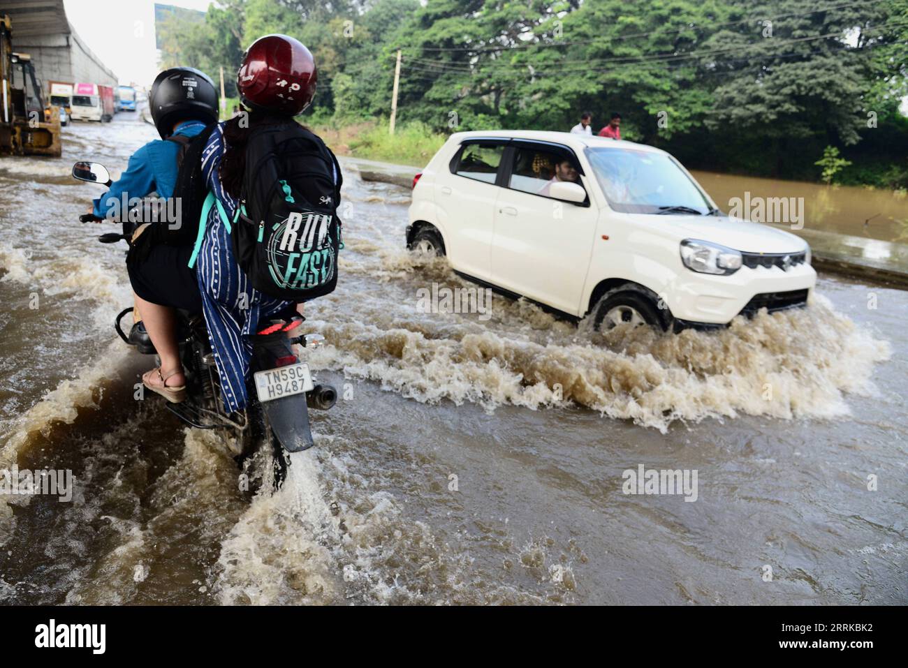 220830 -- BANGALORE, le 30 août 2022 -- des véhicules roulent sur une route inondée après de fortes pluies à Bangalore, en Inde, le 30 août 2022. Str/Xinhua INDE-BANGALORE-INONDATION KASHIFxMASOOD PUBLICATIONxNOTxINxCHN Banque D'Images
