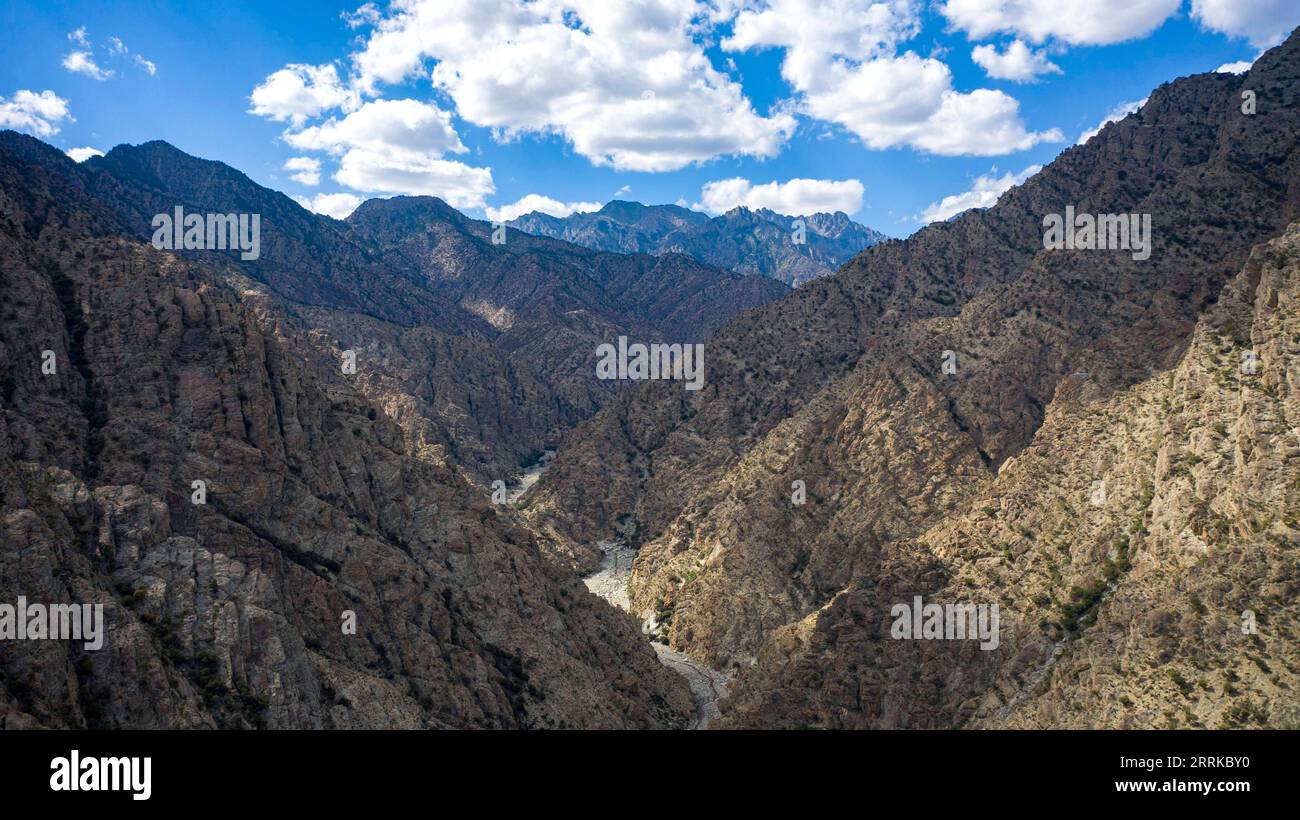 220831 -- YINCHUAN, 31 août 2022 -- une photo aérienne prise le 30 août 2022 montre le paysage de la falaise peignant la zone pittoresque de la montagne Helan dans la région autonome hui de Ningxia au nord-ouest de la Chine. CHINE-NINGXIA-YINCHUAN-HELAN MONTAGNE CN YANGXZHISEN PUBLICATIONXNOTXINXCHN Banque D'Images