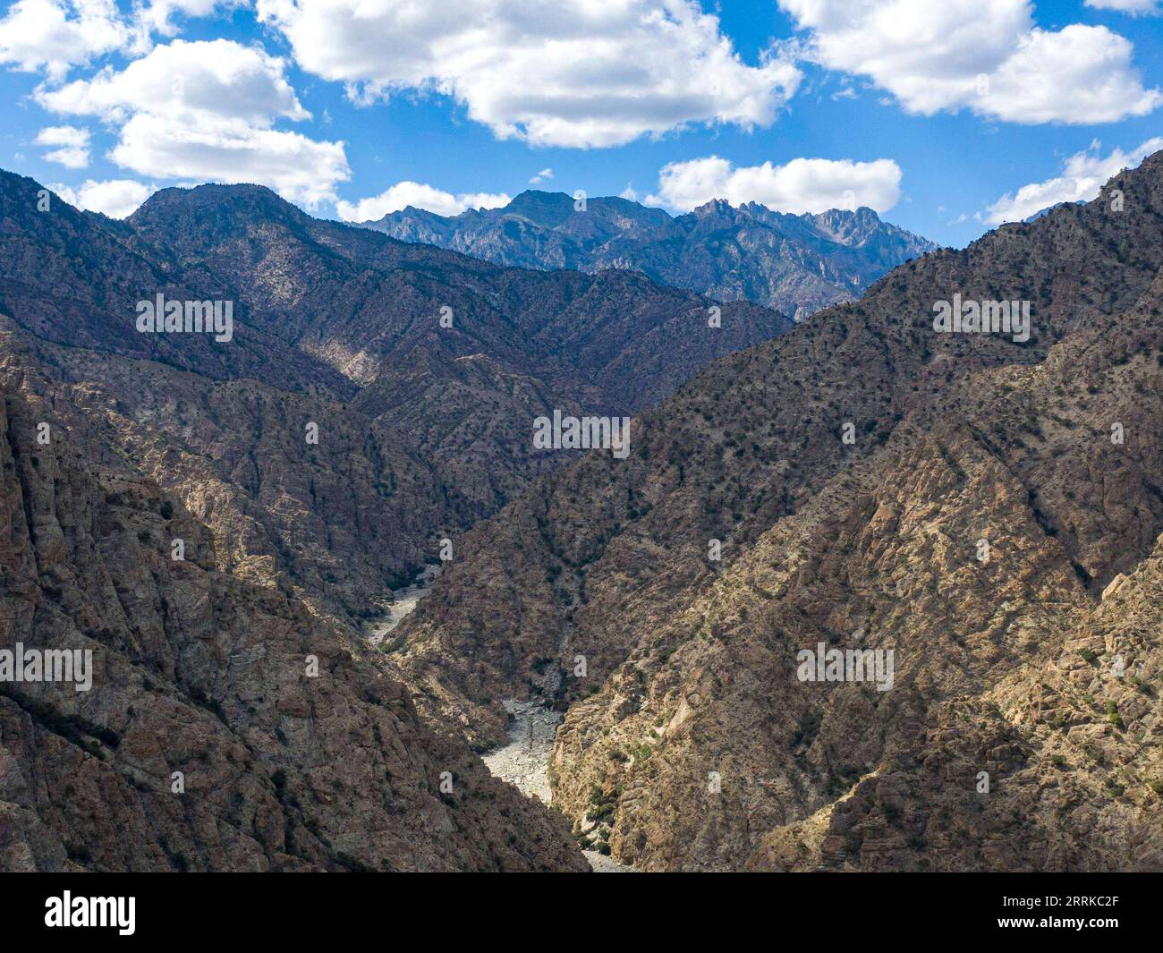 220831 -- YINCHUAN, 31 août 2022 -- une photo aérienne prise le 30 août 2022 montre le paysage de la falaise peignant la zone pittoresque de la montagne Helan dans la région autonome hui de Ningxia au nord-ouest de la Chine. CHINE-NINGXIA-YINCHUAN-HELAN MONTAGNE CN YANGXZHISEN PUBLICATIONXNOTXINXCHN Banque D'Images
