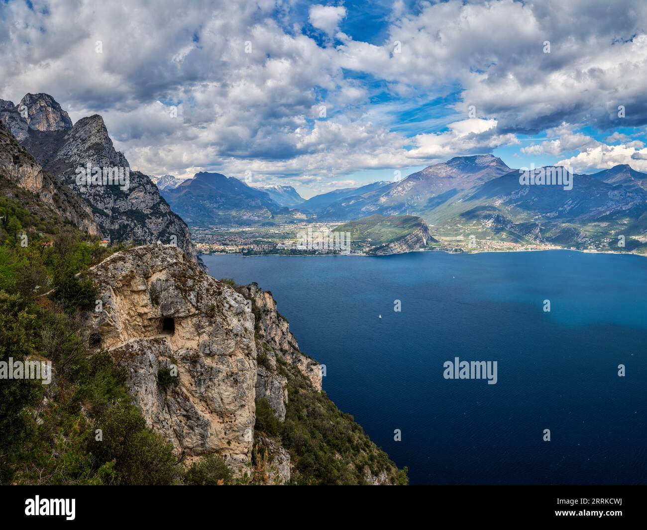 Vue basse sur le lac de Garde, Pregasina. Banque D'Images