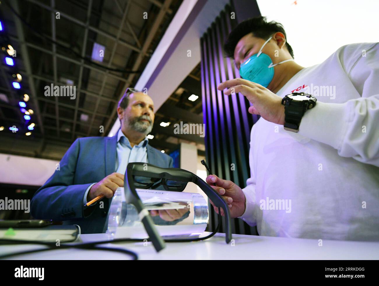 220903 -- BERLIN, 3 septembre 2022 -- Un membre du personnel R présente un dispositif intelligent au stand du géant chinois de l'électronique TCL lors de l'IFA 2022 à Berlin, capitale de l'Allemagne, le 2 septembre 2022. Le salon technologique allemand IFA 2022 a ouvert au public vendredi à Berlin, pour la première fois depuis le début de la pandémie COVID-19. En 2020, la foire a été réservée aux visiteurs professionnels, alors que l’année dernière, elle a été annulée. ALLEMAGNE-BERLIN-IFA 2022-EXPOSANTS CHINOIS RenxPengfei PUBLICATIONxNOTxINxCHN Banque D'Images