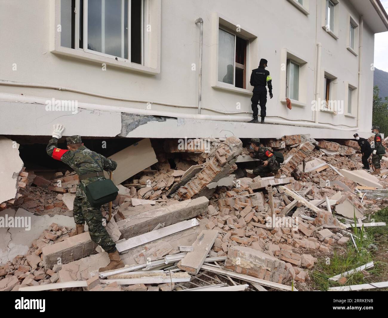 220905 -- BEIJING, 5 septembre 2022 -- des sauveteurs recherchent des survivants dans la ville de Moxi, dans le comté de Luding, dans le sud-ouest de la Chine, province du Sichuan, 5 septembre 2022. Un tremblement de terre de magnitude 6,8 a secoué lundi la province du Sichuan du sud-ouest de la Chine, faisant au moins 21 morts et plus de 30 blessés, causant des dommages aux infrastructures, telles que l approvisionnement en eau et en électricité, les transports et les télécommunications. Photo de /Xinhua CHINA-SICHUAN-EARTHQUAKE-RESCUECN SongxKelin PUBLICATIONxNOTxINxCHN Banque D'Images