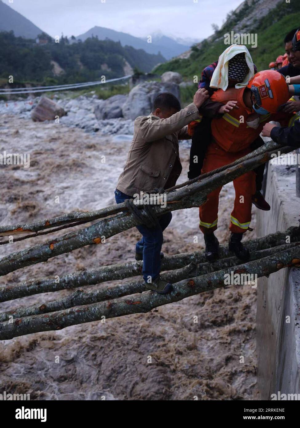 220905 -- LUDING, 5 septembre 2022 -- des sauveteurs transfèrent des survivants dans la ville de Moxi, dans le comté de Luding, dans le sud-ouest de la Chine, province du Sichuan, 5 septembre 2022. Un tremblement de terre de magnitude 6,8 a secoué lundi la province du Sichuan du sud-ouest de la Chine, faisant au moins 21 morts et plus de 30 blessés, causant des dommages aux infrastructures, telles que l approvisionnement en eau et en électricité, les transports et les télécommunications. Photo de /Xinhua CHINA-SICHUAN-EARTHQUAKE CN ChengxXueli PUBLICATIONxNOTxINxCHN Banque D'Images