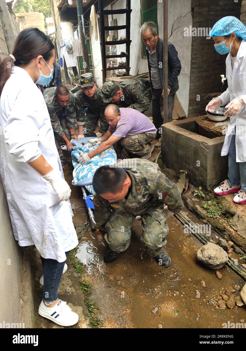 220905 -- BEIJING, le 5 septembre 2022 -- des sauveteurs transfèrent des survivants dans le comté de Shimian, dans la province du Sichuan du sud-ouest de la Chine, le 5 septembre 2022. Un tremblement de terre de magnitude 6,8 a secoué lundi la province du Sichuan du sud-ouest de la Chine, faisant au moins 21 morts et plus de 30 blessés, causant des dommages aux infrastructures, telles que l approvisionnement en eau et en électricité, les transports et les télécommunications. Photo de /Xinhua CHINA-SICHUAN-EARTHQUAKE-RESCUECN HexHongcen PUBLICATIONxNOTxINxCHN Banque D'Images