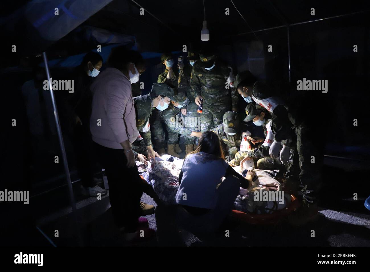 220905 -- PÉKIN, le 5 septembre 2022 -- des sauveteurs soignent les blessés dans la ville de Moxi, dans le comté de Luding, dans le sud-ouest de la Chine, province du Sichuan, le 5 septembre 2022. Un tremblement de terre de magnitude 6,8 a secoué lundi la province du Sichuan du sud-ouest de la Chine, faisant au moins 21 morts et plus de 30 blessés, causant des dommages aux infrastructures, telles que l approvisionnement en eau et en électricité, les transports et les télécommunications. Photo de /Xinhua CHINA-SICHUAN-EARTHQUAKE-RESCUECN LixHuashi PUBLICATIONxNOTxINxCHN Banque D'Images