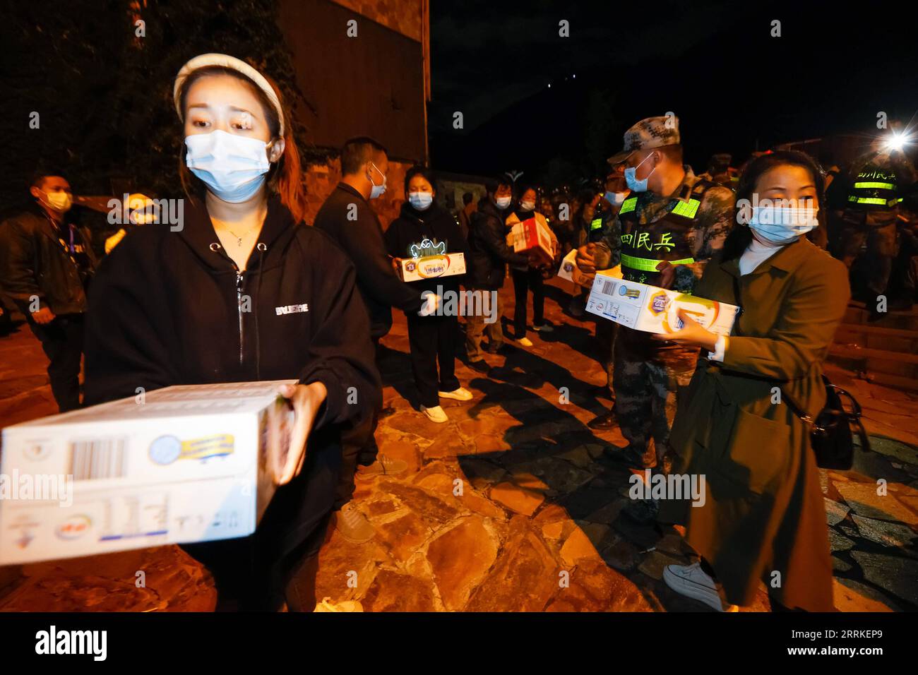 220905 -- LUDING, 5 septembre 2022 -- des personnes passent des fournitures de secours dans un abri temporaire dans la ville de Moxi, dans le comté de Luding, dans le sud-ouest de la Chine, province du Sichuan, le 5 septembre 2022. Quarante-six personnes ont été tuées dans un tremblement de terre de magnitude 6,8 qui a secoué lundi le comté de Luding, dans la province du Sichuan, dans le sud-ouest de la Chine, ont déclaré les autorités locales lors d un point de presse. CHINE-SICHUAN-ABRI SISMIQUE CN ShenxBohan PUBLICATIONxNOTxINxCHN Banque D'Images