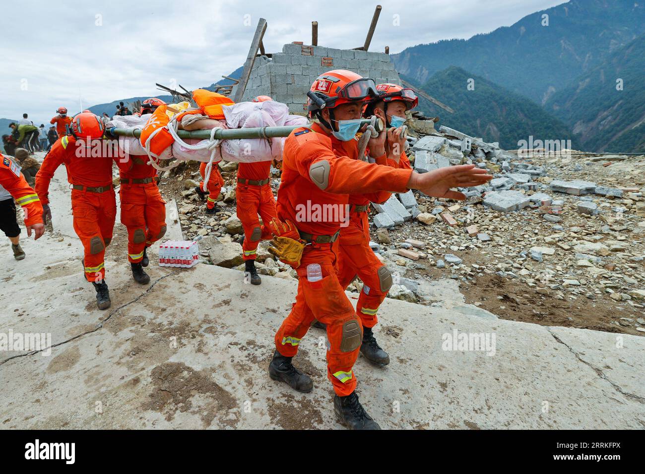 220906 -- MOXI, le 6 septembre 2022 -- des sauveteurs transfèrent un villageois blessé évacué du village de Wandong de la ville de Detuo, dans le comté de Luding, dans la province du Sichuan du sud-ouest de la Chine, le 6 septembre 2022. Un total de 66 personnes ont été tuées dans un tremblement de terre de magnitude 6,8 qui a secoué lundi le comté de Luding, dans la province du Sichuan, dans le sud-ouest de la Chine, ont déclaré mardi les autorités locales. Mardi 2 heures, 38 personnes avaient été tuées dans la préfecture autonome tibétaine de Ganzi, et les 28 autres sont mortes dans la ville de ya an, a déclaré le quartier général des secours lors d'un point de presse. CHINE-SICHUAN-SECOURS APRÈS LE TREMBLEMENT DE TERRE CN SHENXBOHAN BLI Banque D'Images