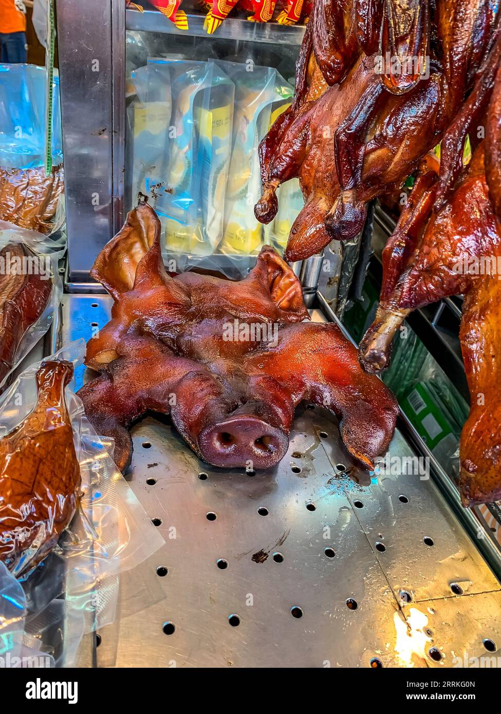 Vente de porc rôti, marché, Chinatown, Yaowarat Road, quartier Samphanthawong, Bangkok, Thaïlande, Asie Banque D'Images