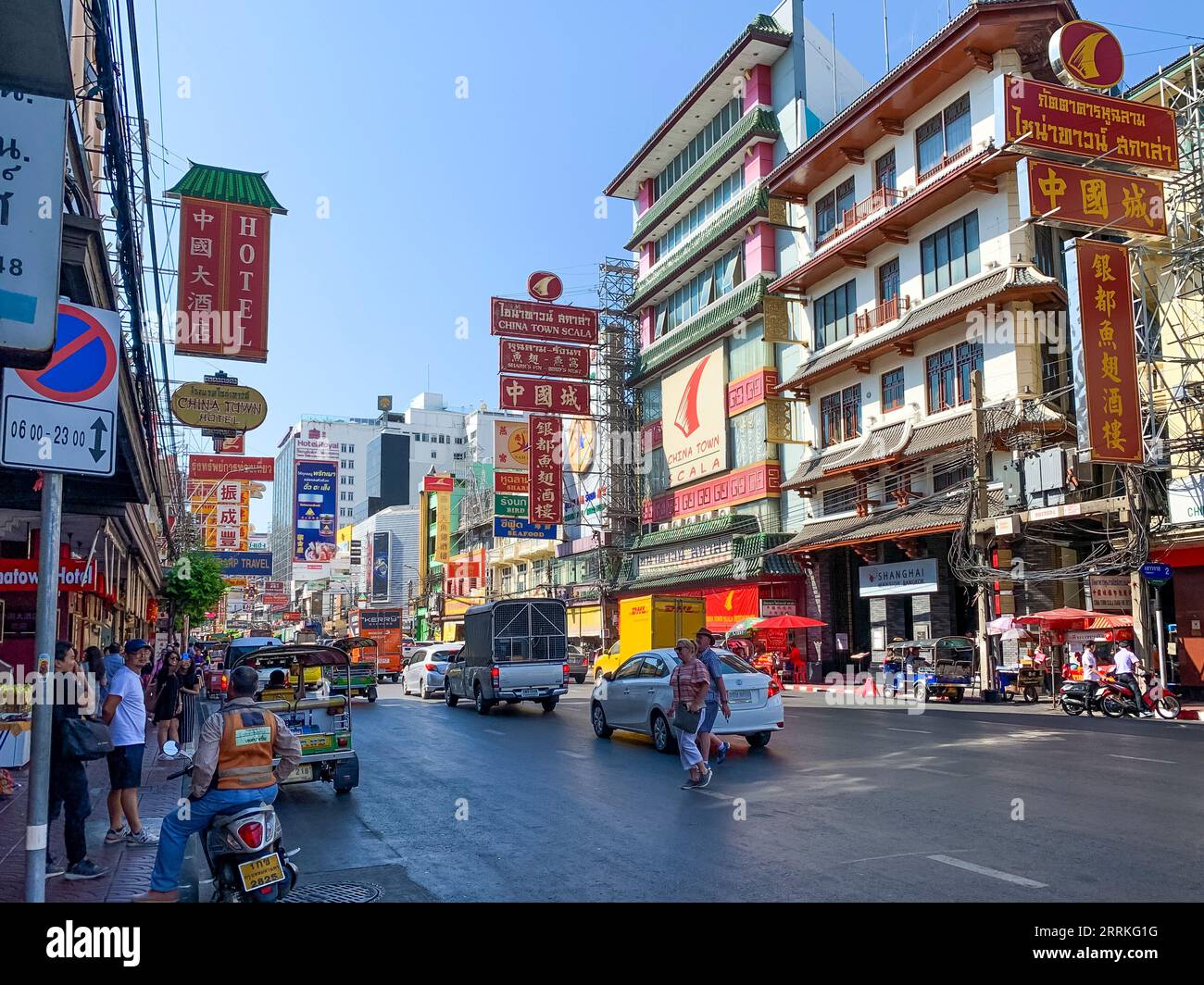 Yaowarat Road dans Chinatown, panneaux d'affichage, magasins, restaurants, hôtels, quartier de Samphanthawong, Bangkok, Thaïlande, Asie Banque D'Images