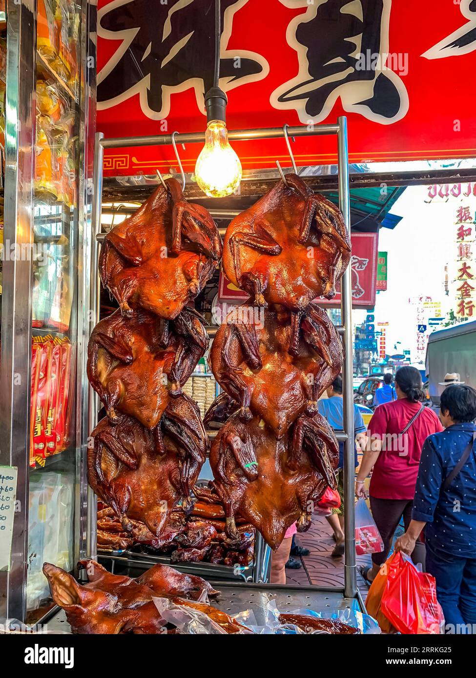 Vente de canard rôti, marché, Chinatown, Yaowarat Road, quartier Samphanthawong, Bangkok, Thaïlande, Asie Banque D'Images