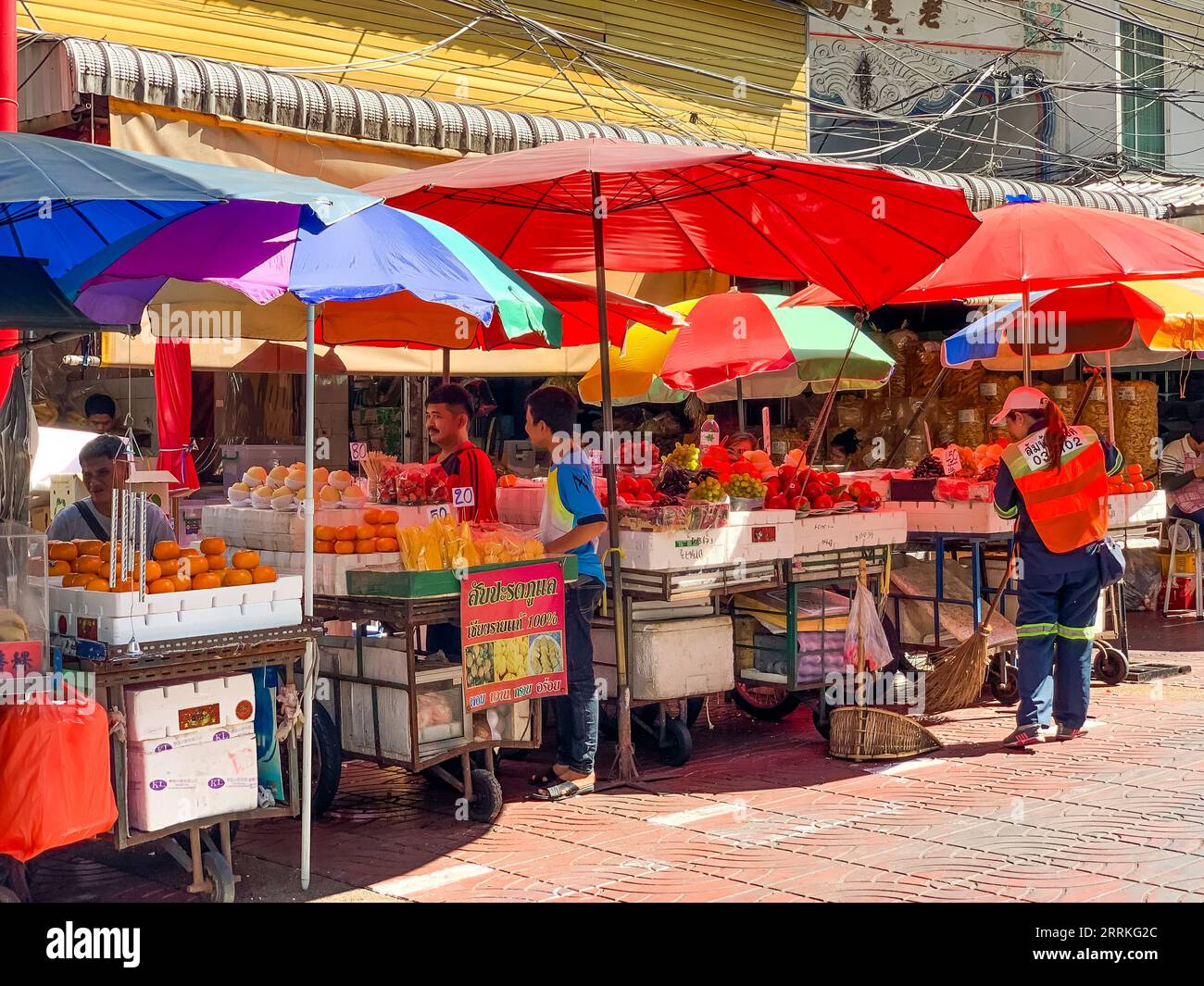 Vente de produits traditionnels, fruits et légumes, marché, Chinatown, Yaowarat Road, quartier de Samphanthawong, Bangkok, Thaïlande, Asie Banque D'Images