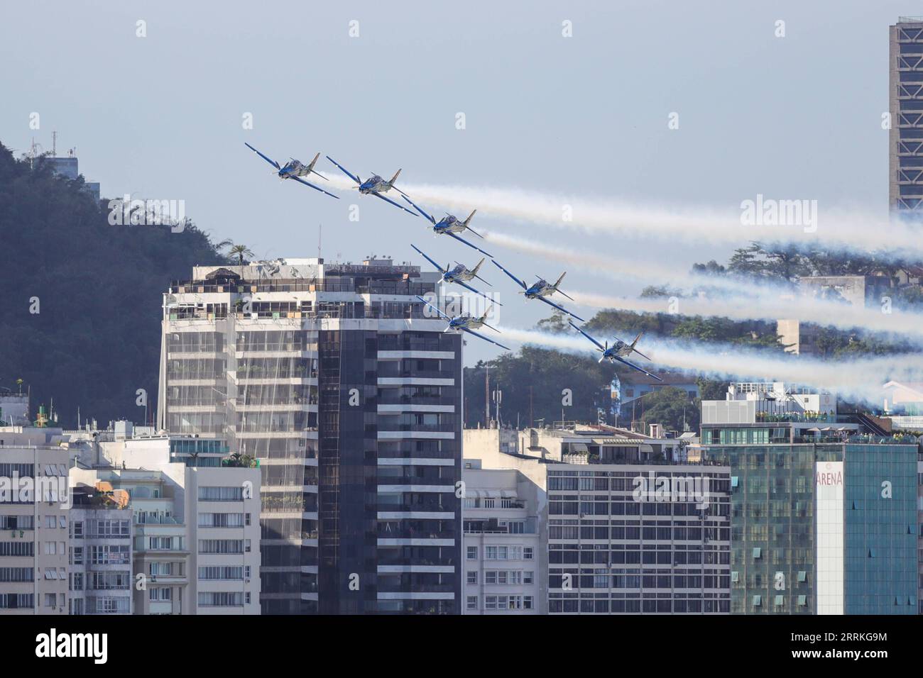 220908 -- RIO DE JANEIRO, le 8 septembre 2022 -- des avions survolent la plage de Copacabana lors d une célébration marquant le 200e anniversaire de l indépendance du Brésil à Rio de Janeiro, Brésil, le 7 septembre 2022. BRÉSIL-RIO DE JANEIRO-JOUR DE L'INDEPENDANCE-200E ANNIVERSAIRE WANGXTIANCONG PUBLICATIONXNOTXINXCHN Banque D'Images