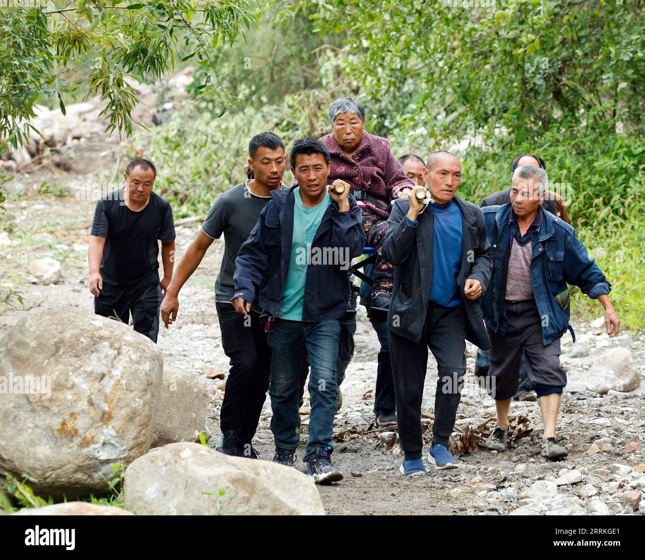 Actualités Bilder des Tages China, Erdbeben in Sichuan, Bergungsarbeiten 220908 -- MOXI, 8 septembre 2022 -- des personnes emmènent une personne blessée évacuée du village de Mozigou près de la ville de Moxi, dans le comté de Luding, dans le sud-ouest de la Chine, province du Sichuan, le 8 septembre 2022. Au total, 86 personnes ont été tuées et 35 sont toujours portées disparues après un tremblement de terre de magnitude 6,8 qui a secoué le comté de Luding dans la province du Sichuan lundi, ont déclaré jeudi les autorités locales. CHINE-SICHUAN-LUDING-TREMBLEMENT DE TERRE-SAUVETAGE CN SHENXBOHAN PUBLICATIONXNOTXINXCHN Banque D'Images