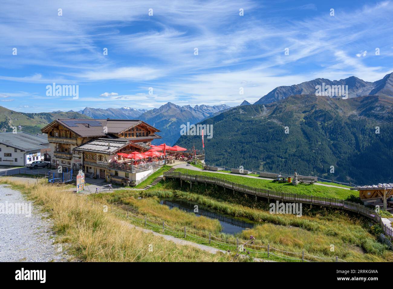 Autriche, Tyrol, Zillertal, maison d'hôtes de montagne Eggalm avec aire de jeux d'aventure. Banque D'Images