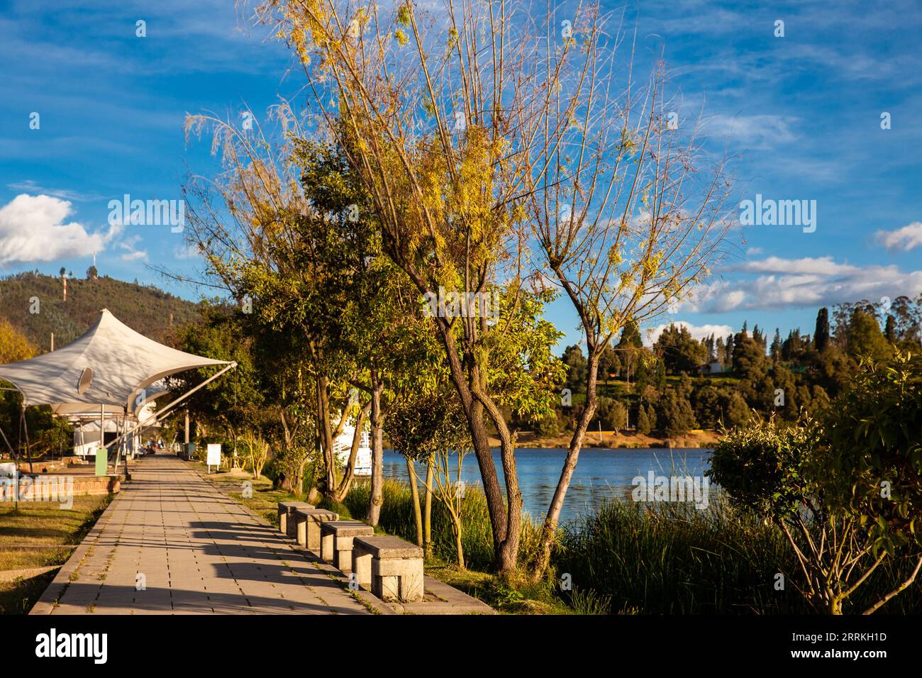 Sentier du lac artificiel de Sochagota construit en 1956 pour fournir un potentiel touristique à la municipalité de Paipa, dans le département de Boyacá, au nord-est Banque D'Images