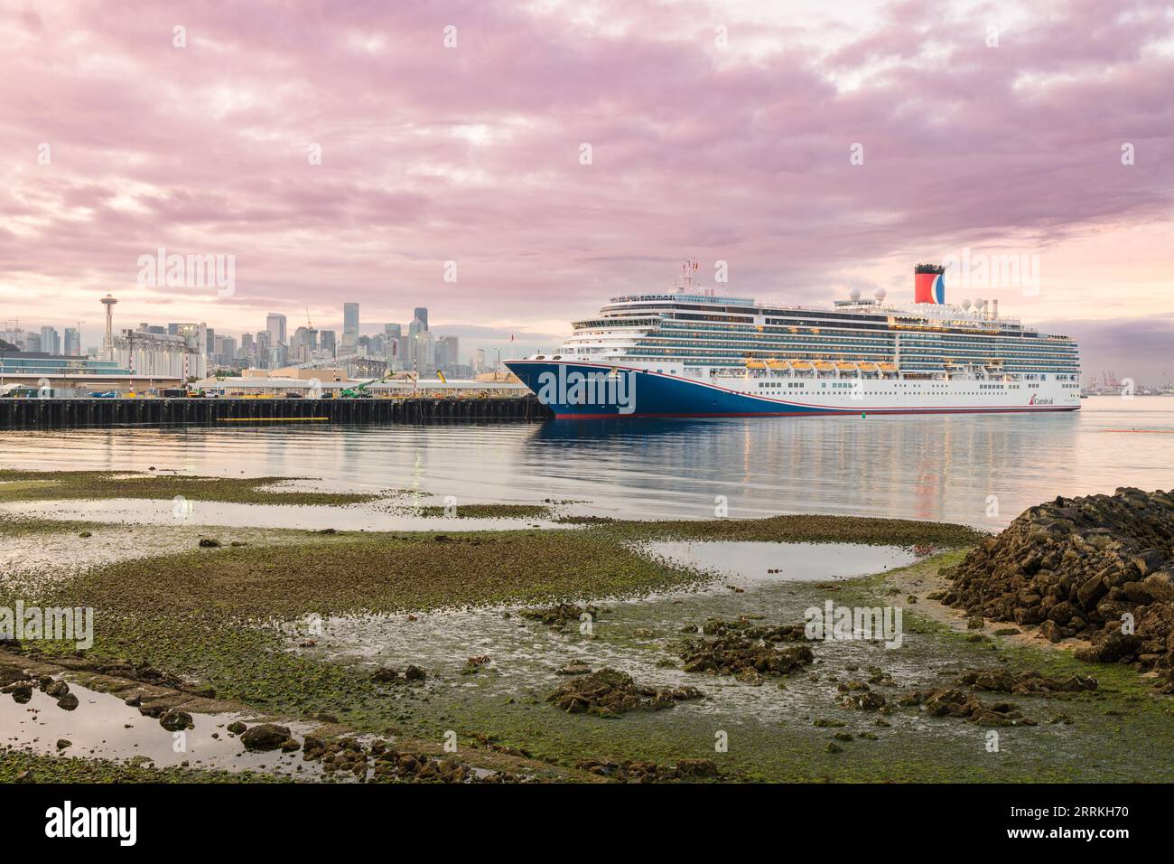 Seattle - 7 septembre 2023 ; Carnival Luminosa amarré à l'embarcadère 91 en face de Seattle Skyline Banque D'Images
