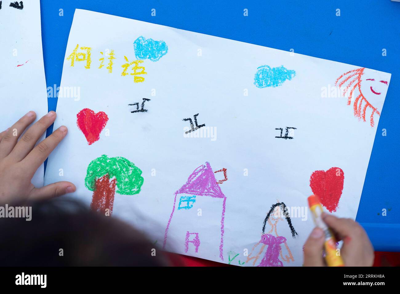 220909 -- ya AN, 9 septembre 2022 -- Un enfant dessine des photos dans un abri de secours contre le tremblement de terre dans le comté de Shimian, dans la ville de ya an, dans le sud-ouest de la Chine, dans la province du Sichuan, le 9 septembre 2022. CHINE-SICHUAN-YA AN-TREMBLEMENT DE TERRE-RELIEF CN CAIXYANG PUBLICATIONXNOTXINXCHN Banque D'Images