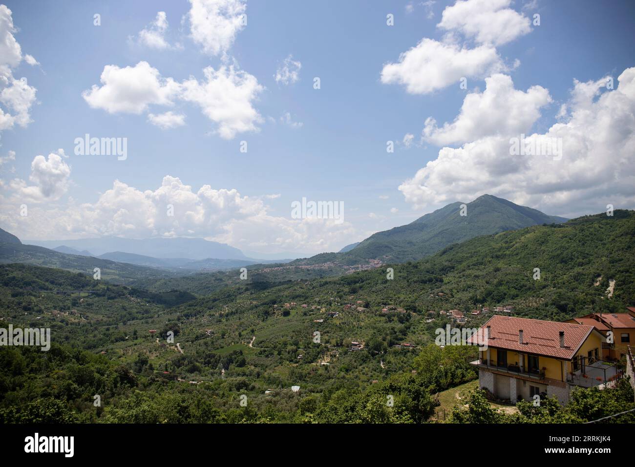 Village de montagne italien, au milieu de la nature, une vue imprenable sur la campagne de Polla, Campanie, Salerne, Italie Banque D'Images