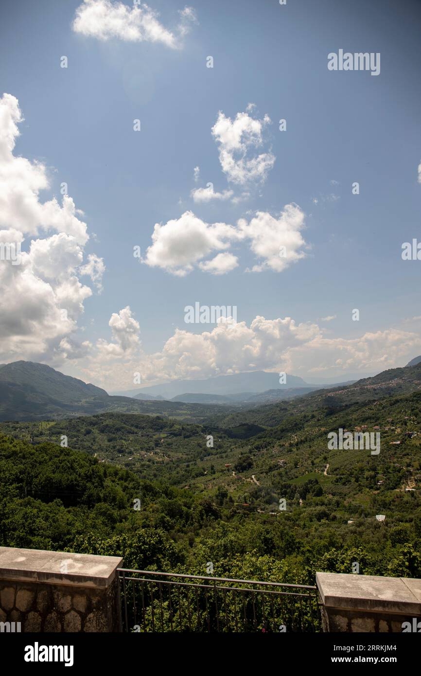 Village de montagne italien, au milieu de la nature, une vue imprenable sur la campagne de Polla, Campanie, Salerne, Italie Banque D'Images
