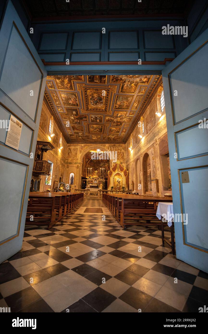 Village de montagne italien, l'église avec le monastère de Saint Anthony à Polla, Campanie, Salerne, Italie Banque D'Images